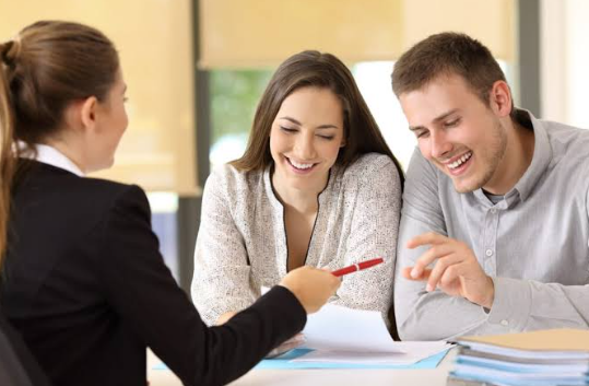 estate lawyers having a conversation to the couple